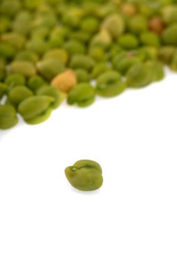 Beyaz arka planda taze yeşil nohut (Cicer arietinum). Dağınık Desi çeşnili nohutlar.