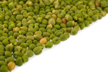 Beyaz arka planda taze yeşil nohut (Cicer arietinum). Dağınık Desi çeşnili nohutlar.