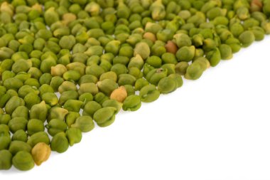 Beyaz arka planda taze yeşil nohut (Cicer arietinum). Dağınık Desi çeşnili nohutlar.