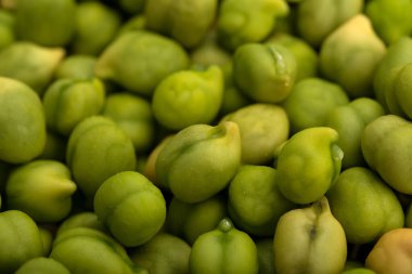 Arka plan olarak taze yeşil nohut (Cicer arietinum). Desi çeşitliliği dağınık nohutlar.