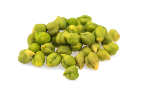 白い背景に新鮮な緑のひよこ豆 Cicer Arietinum 散乱Desi品種ひよこ豆 — ストック写真
