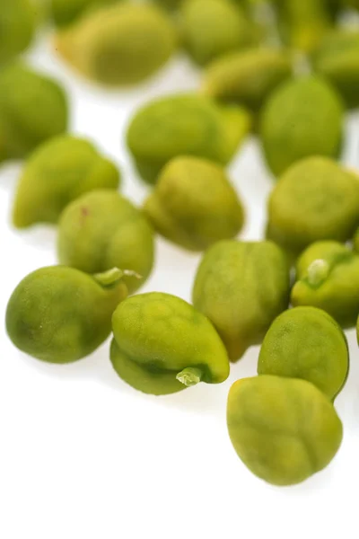 白い背景に新鮮な緑のひよこ豆 Cicer Arietinum 散乱Desi品種ひよこ豆 — ストック写真