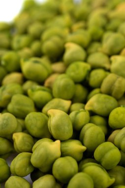 Arka plan olarak taze yeşil nohut (Cicer arietinum). Desi çeşitliliği dağınık nohutlar.