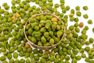 Taze yeşil nohut (Cicer arietinum), beyaz arka planda bambu sepetinde Desi çeşidi.