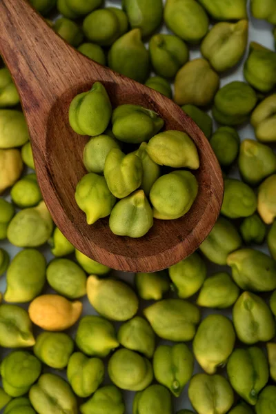 Frische Grüne Kichererbse Cicer Arietinum Holzlöffel Mit Verstreuten Kichererbsen Auf — Stockfoto