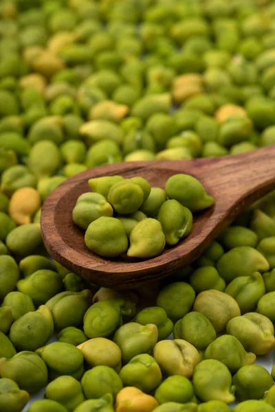 Frische Grüne Kichererbse Cicer Arietinum Holzlöffel Mit Verstreuten Kichererbsen Auf — Stockfoto