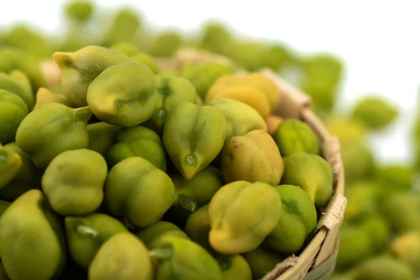 Frisch Grüne Kichererbse Cicer Arietinum Desi Sorte Bambuskorb Auf Weißem — Stockfoto