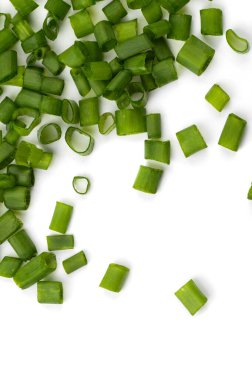 Beyaz arka planda izole edilmiş taze taze soğanlar..