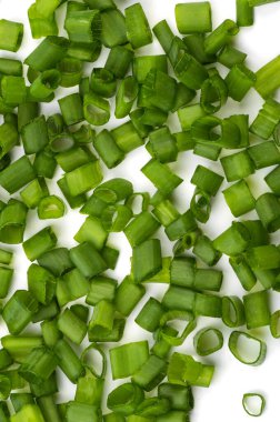 Beyaz arka planda izole edilmiş taze taze soğanlar..