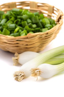 Taze taze taze taze taze soğan (soğan veya soğan) ve doğranmış soğan sepeti beyaz arka planda.