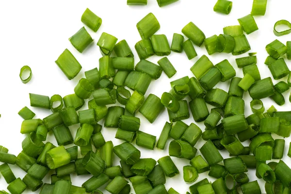 Beyaz arka planda izole edilmiş taze taze soğanlar..