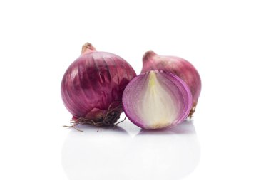 Beyaz arkaplanda izole edilmiş taze kırmızı soğan