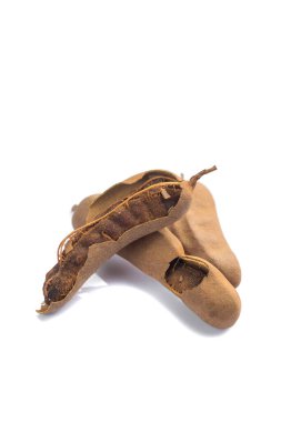 Demirhindi beyaz arka planda izole edildi. Tatlı demirhindi (Tamarind indica L.)