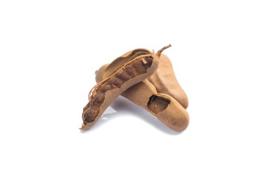 Demirhindi beyaz arka planda izole edildi. Tatlı demirhindi (Tamarind indica L.)