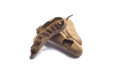 Demirhindi beyaz arka planda izole edildi. Tatlı demirhindi (Tamarind indica L.)