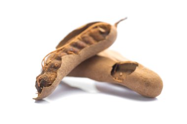 Demirhindi beyaz arka planda izole edildi. Tatlı demirhindi (Tamarind indica L.)