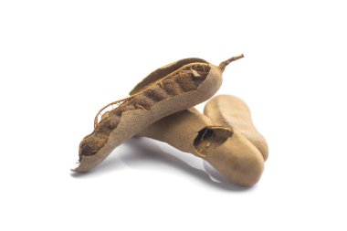 Demirhindi beyaz arka planda izole edildi. Tatlı demirhindi (Tamarind indica L.)