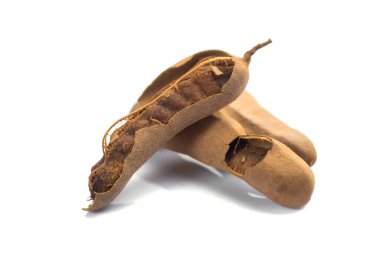 Demirhindi beyaz arka planda izole edildi. Tatlı demirhindi (Tamarind indica L.)