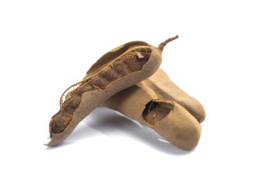 Demirhindi beyaz arka planda izole edildi. Tatlı demirhindi (Tamarind indica L.)