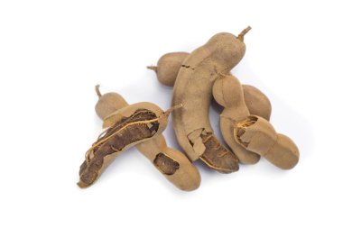 Demirhindi beyaz arka planda izole edildi. Tatlı demirhindi (Tamarind indica L.)