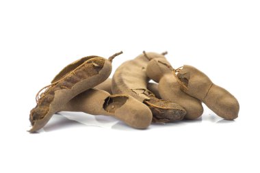 Demirhindi beyaz arka planda izole edildi. Tatlı demirhindi (Tamarind indica L.)