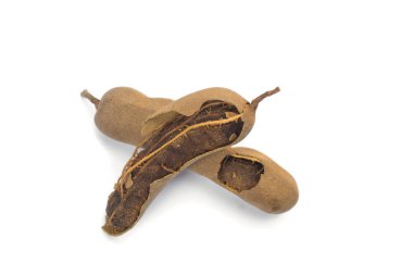 Demirhindi beyaz arka planda izole edildi. Tatlı demirhindi (Tamarind indica L.)