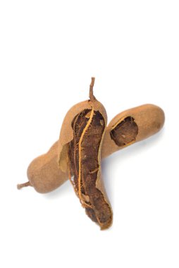 Demirhindi beyaz arka planda izole edildi. Tatlı demirhindi (Tamarind indica L.)