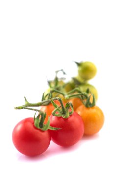 Beyaz arka planda izole edilmiş taze vişne domatesi yakın plan.