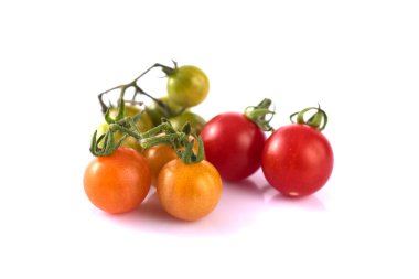 Beyaz arka planda izole edilmiş taze vişne domatesi yakın plan.