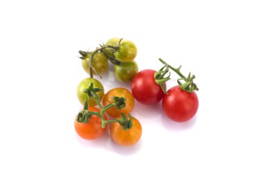 Beyaz arka planda izole edilmiş taze vişne domatesi yakın plan.