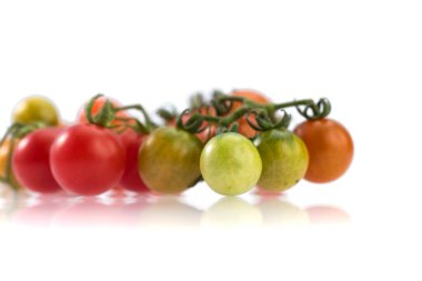 Beyaz arka planda izole edilmiş taze vişne domatesi yakın plan.