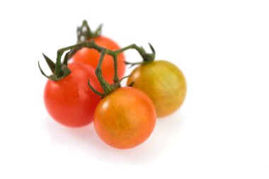 Beyaz arka planda izole edilmiş taze vişne domatesi yakın plan.