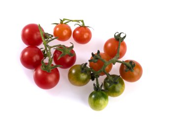 Beyaz arka planda izole edilmiş taze vişneli domatesi kapat..