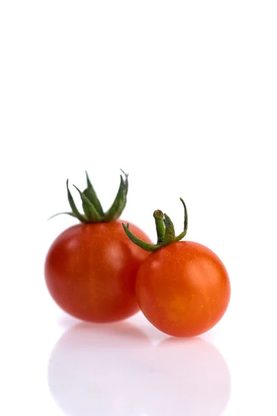 Zbliżenie Świeżych Pomidorów Wiśniowych Izolowanych Białym Tle — Zdjęcie stockowe