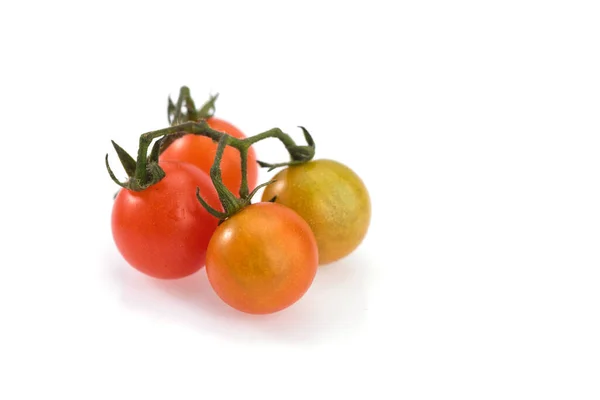 Nahaufnahme Von Frischen Kirschtomaten Isoliert Auf Weißem Hintergrund — Stockfoto