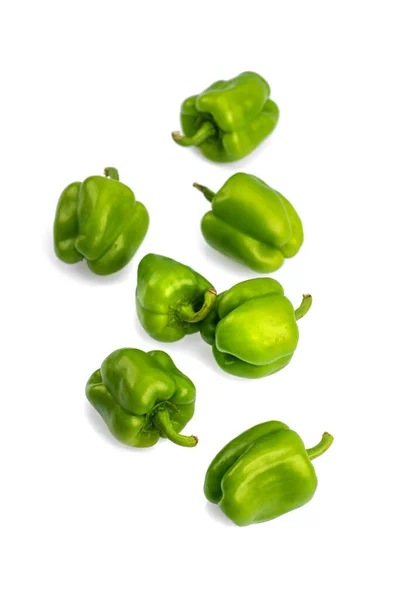 白色背景上新鲜的青椒或辣椒 — 图库照片