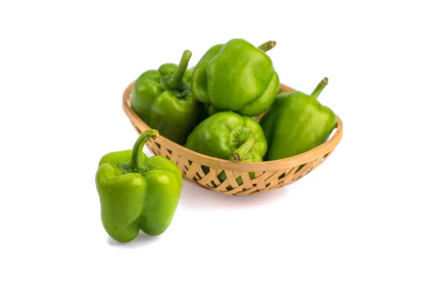 Pimenta Verde Fresca Capsicum Cesta Bambu Sobre Fundo Branco — Fotografia de Stock