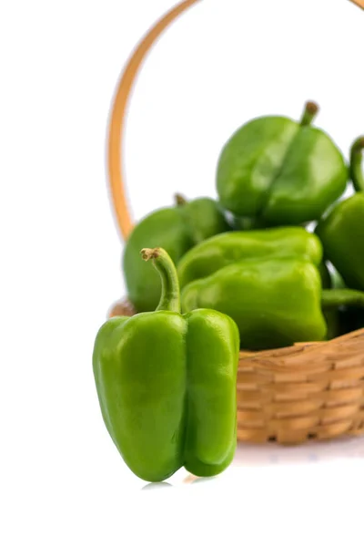 Φρέσκο Πράσινο Bell Pepper Capsicum Καλάθι Μπαμπού Λευκό Φόντο — Φωτογραφία Αρχείου