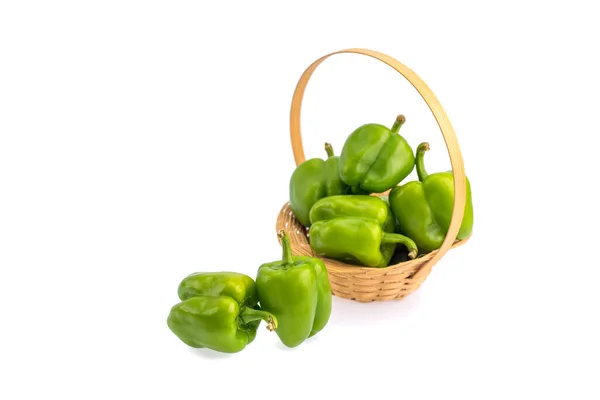 Poivron Vert Frais Capsicum Dans Panier Bambou Sur Fond Blanc — Photo