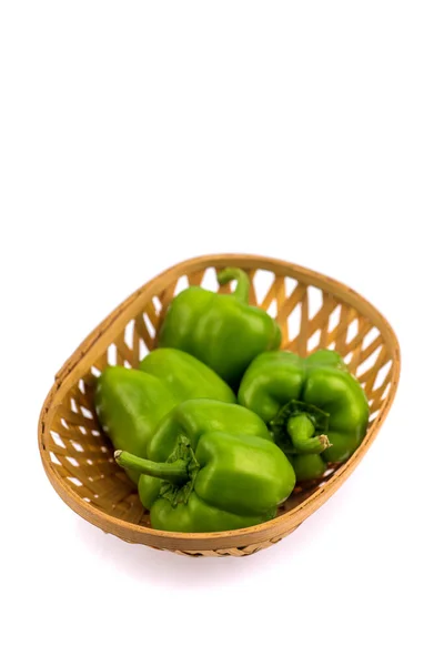 Φρέσκο Πράσινο Bell Pepper Capsicum Καλάθι Μπαμπού Λευκό Φόντο — Φωτογραφία Αρχείου