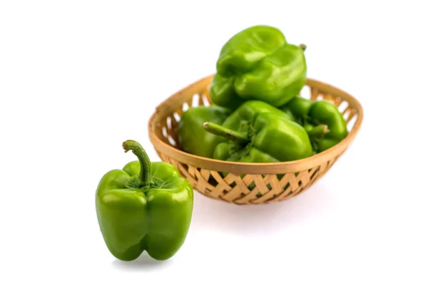 Φρέσκο Πράσινο Bell Pepper Capsicum Καλάθι Μπαμπού Λευκό Φόντο — Φωτογραφία Αρχείου