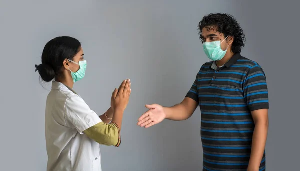 Jeune Homme Femme Médecin Faisant Namaste Raison Épidémie Covid Nouvelle — Photo