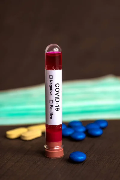 Tubo Que Contiene Una Muestra Sangre Para Analizar Presencia Coronavirus — Foto de Stock