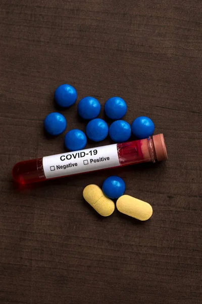 Egy Kémcső Tele Vérmintával Tesztelés Tabletták Tabletták Coronavirus Pandémiás Járvány — Stock Fotó