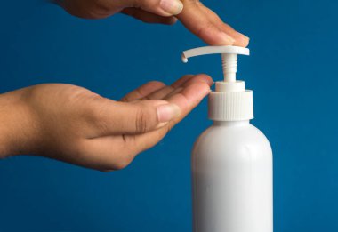 Kişinin ellerini yıkaması ya da dezenfekte edici jel kullanması. Temizlik ve vücut bakımı kavramı.