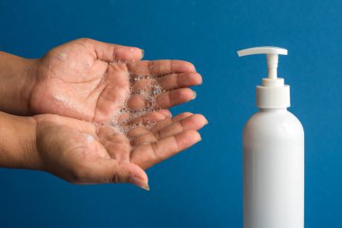 Kişinin ellerini yıkaması ya da dezenfekte edici jel kullanması. Temizlik ve vücut bakımı kavramı.