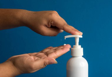 El yıkayan kişiye yakın çekim. Temizlik ve vücut bakımı kavramı.