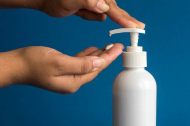 Kişinin ellerini yıkaması ya da dezenfekte edici jel kullanması. Temizlik ve vücut bakımı kavramı.