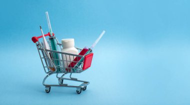 İlaç tableti, termometre ve şırınga ya da şırınga. Alışveriş arabasında ya da tramvayda Coronavirus 'un varlığına test etmek için kan örneği içeren bir test tüpü..