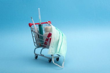 İlaç tableti, termometre ve şırınga ya da şırınga. Alışveriş arabasında ya da tramvayda Coronavirus 'un varlığına test etmek için kan örneği içeren bir test tüpü..